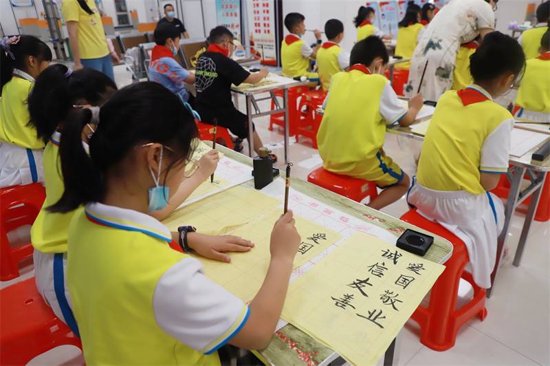 2021年7月10日，鄂州市科協(xié)組織蓮花小學(xué)學(xué)生在鄂州市科技館開展社會主義核心價值觀系列活動，圖為開展的遨游翰墨筑夢華夏書法活動，學(xué)生認(rèn)真寫字中.jpg