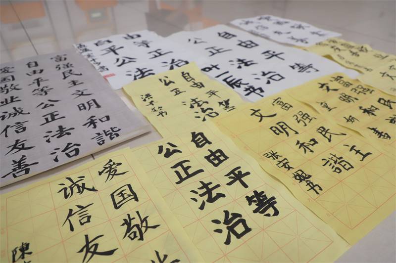 2021年7月10日，鄂州市科協(xié)組織蓮花小學(xué)學(xué)生在鄂州市科技館開展社會主義核心價值觀系列活動，圖為開展的遨游翰墨筑夢華夏書法活動，學(xué)生作品.jpg