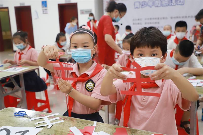 2021年7月10日，鄂州市科協(xié)組織落駕坪小學(xué)學(xué)生在鄂州市科技館開(kāi)展社會(huì)主義核心價(jià)值觀系列活動(dòng)，圖為開(kāi)展的紅色剪影圓夢(mèng)中華剪紙活動(dòng)，同學(xué)們展示自己的半成品.jpg
