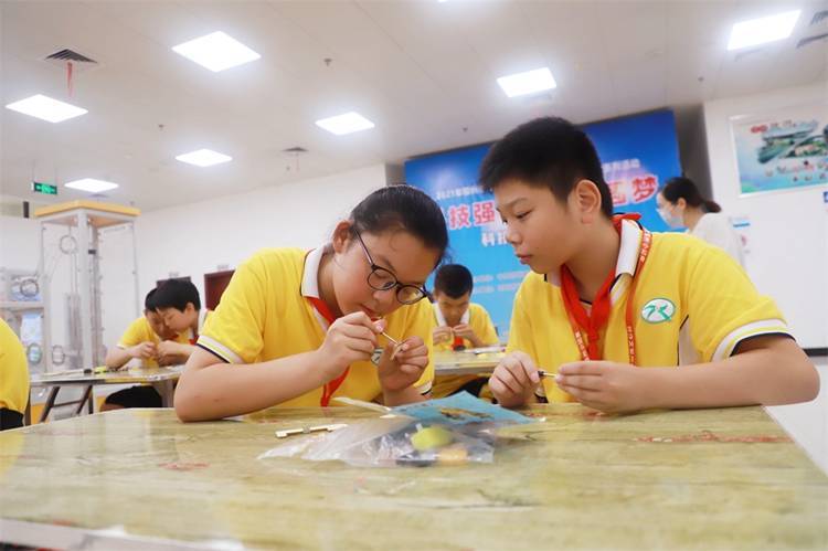 2021年7月9日鄂州市科協(xié)組織新民街小學(xué)學(xué)生在鄂州市科技館開(kāi)展社會(huì)主義核心價(jià)值觀系列活動(dòng)，圖為開(kāi)展的科技創(chuàng)新圓夢(mèng)中華科技小制作活動(dòng)，孩子們正在相互配合制作蠕蟲(chóng)機(jī)器人.jpg