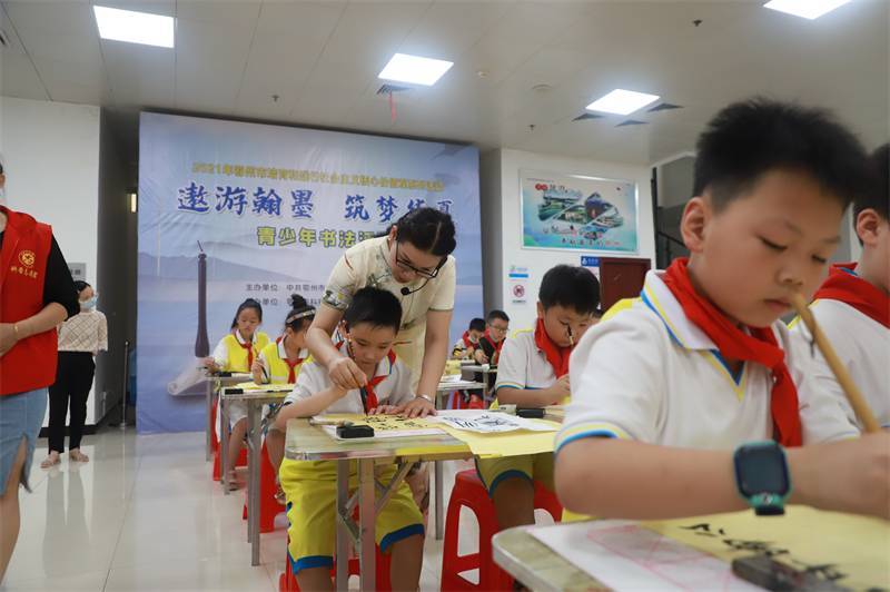 2021年7月10日，鄂州市科協(xié)組織蓮花小學(xué)學(xué)生在鄂州市科技館開展社會主義核心價值觀系列活動，圖為開展的遨游翰墨筑夢華夏書法活動，老師指導(dǎo)學(xué)生.jpg