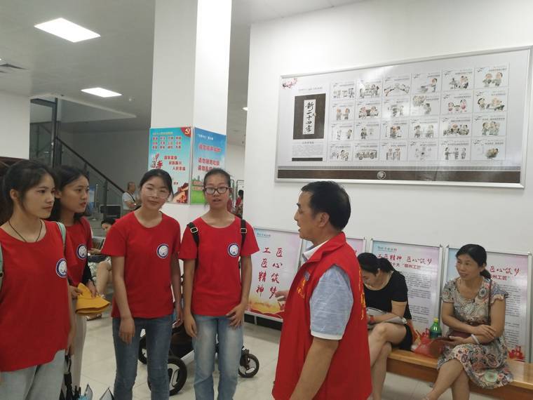 2019年7月28日，市科技館組織武昌理工學(xué)院知行書苑支教隊(duì)20名志愿者參觀科技館，并開展社會(huì)主義核心價(jià)值觀教育實(shí)踐活動(dòng)。圖為市科技館志愿者對參觀人員宣傳社會(huì)主義核心價(jià)值觀.jpg