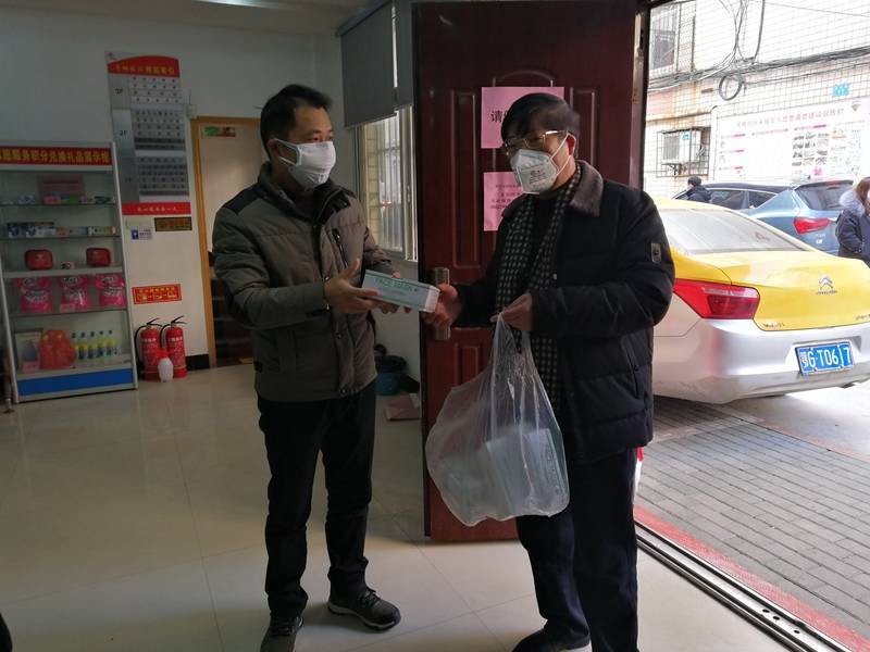3.市科協(xié)向考棚社區(qū)捐贈口罩400個(gè)_副本.jpg