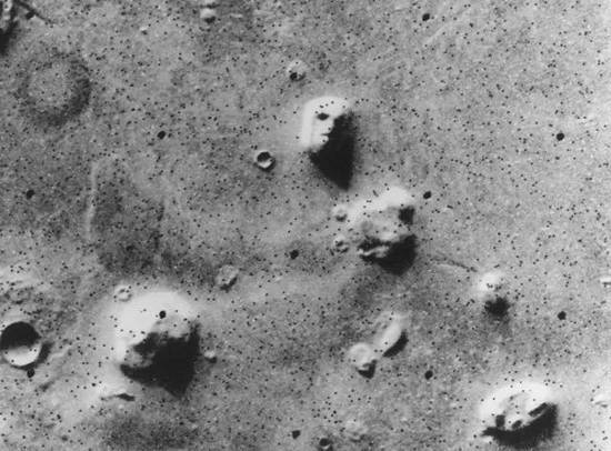 火星上的臉 圖片來源：Viking 1， NASA - Viking 1 Orbiter， image F035A72 （Viking CD-ROM Volume 10）